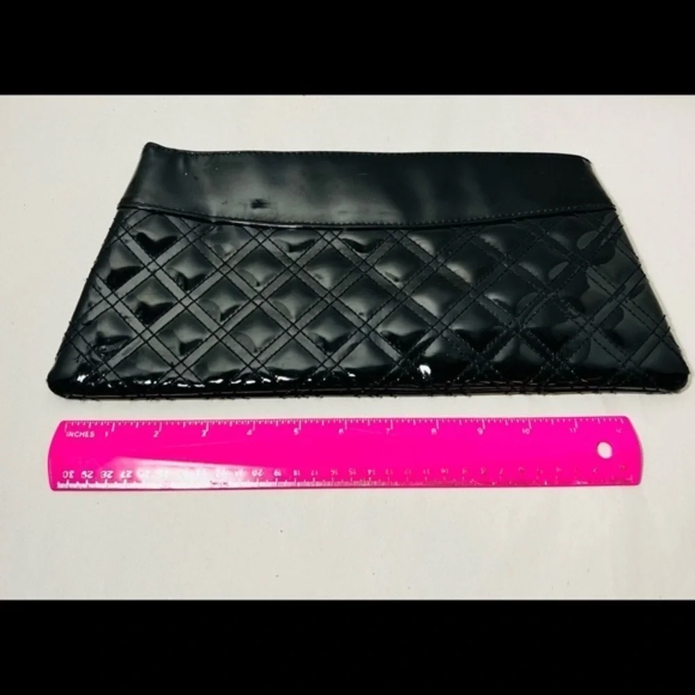 Murval snap closure clutch